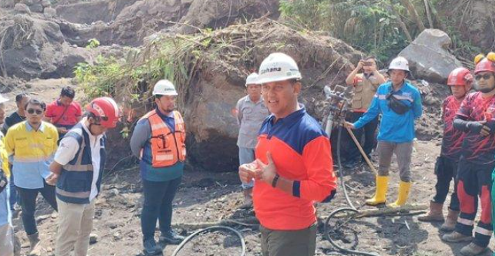 Dalam beberapa tahun terakhir, Indonesia telah mengalami berbagai bencana alam, termasuk banjir bandang yang sering kali mengakibatkan kerugian materiil dan bahkan kehilangan nyawa. Salah satu wilayah yang sering terdampak adalah Sumatera Barat (Sumbar). Untuk mencegah terjadinya bencana serupa, Badan Nasional Penanggulangan Bencana (BNPB) baru-baru ini mengambil langkah proaktif dengan melaksanakan program demolish atau pembongkaran di area yang dianggap rawan. Dalam artikel ini, kita akan membahas secara mendalam tentang apa itu demolish, langkah-langkah yang diambil oleh BNPB, serta dampak yang mungkin terjadi dari tindakan tersebut. 1. Pengertian dan Tujuan Demolish Demolish, dalam konteks penanggulangan bencana, merujuk pada proses pembongkaran bangunan atau struktur yang dianggap berpotensi membahayakan keselamatan masyarakat, terutama di daerah rawan bencana seperti banjir bandang. Tujuan utama dari demolish adalah untuk mengurangi risiko bencana, melindungi jiwa manusia, dan menciptakan ruang yang lebih aman untuk pembangunan infrastruktur yang lebih baik di masa depan. Langkah ini diambil setelah mempertimbangkan berbagai faktor, termasuk analisis risiko dan dampak lingkungan. Melalui demolish, BNPB berusaha untuk membersihkan area yang mungkin menjadi saluran air atau tempat akumulasi air hujan yang dapat menyebabkan banjir. Dengan melakukan pembongkaran terhadap bangunan yang tidak layak atau berada di lokasi yang berbahaya, BNPB berharap dapat mencegah terjadinya bencana yang lebih besar dan menjaga keselamatan warga. Salah satu tujuan utama demolish adalah untuk meminimalisir kerugian yang mungkin ditimbulkan oleh bencana alam. Ketika bencana seperti banjir bandang terjadi, biasanya bangunan yang berada di lokasi rawan akan terancam. Dengan melakukan pembongkaran secara preventif, diharapkan dampak dari bencana dapat diminimalisir, baik dari segi materiil maupun non-materiil. Selain itu, tindakan ini juga membuka peluang untuk memanfaatkan lahan tersebut untuk kegiatan yang lebih produktif dan aman. Dalam pelaksanaannya, demolish bukan hanya sekadar pembongkaran fisik, tetapi juga melibatkan partisipasi masyarakat. BNPB bekerja sama dengan pemerintah daerah dan masyarakat setempat untuk menentukan bangunan mana yang perlu dibongkar. Proses ini biasanya melibatkan sosialisasi dan edukasi kepada masyarakat agar mereka memahami pentingnya tindakan tersebut untuk keselamatan bersama. Hal ini juga menjadi bentuk adaptasi terhadap perubahan iklim yang sering kali memicu terjadinya bencana alam. 2. Langkah-langkah Pelaksanaan Demolish oleh BNPB Pelaksanaan demolish oleh BNPB tidak dilakukan secara sembarangan. Proses ini melalui beberapa tahapan yang terencana dan melibatkan banyak pihak. Pertama-tama, BNPB melakukan kajian dan analisis terhadap daerah yang dianggap rawan bencana. Ini termasuk pengumpulan data mengenai sejarah bencana, kondisi geografis, serta penilaian terhadap infrastruktur yang ada. Setelah mendapatkan data yang cukup, BNPB akan menentukan lokasi-lokasi yang perlu dilakukan pembongkaran. Setelah menentukan lokasi, langkah selanjutnya adalah melakukan sosialisasi kepada masyarakat. Dalam tahap ini, BNPB berkomunikasi dengan warga setempat untuk menjelaskan alasan di balik keputusan tersebut. Sosialisasi ini penting untuk mendapatkan dukungan dari masyarakat dan mengurangi potensi konflik. BNPB juga menyediakan informasi mengenai alternatif tempat tinggal atau solusi bagi warga yang terdampak. Dengan memberikan penjelasan yang transparan, diharapkan masyarakat dapat memahami bahwa tindakan ini diambil untuk melindungi mereka dari risiko bencana. Proses demolish pun dilakukan dengan memperhatikan aspek keselamatan. BNPB bekerja sama dengan dinas terkait seperti Dinas Pekerjaan Umum dan Dinas Lingkungan Hidup untuk memastikan bahwa pembongkaran dilakukan dengan cara yang aman dan tidak merusak lingkungan sekitar. Penggunaan alat berat dan tenaga kerja yang terlatih menjadi bagian penting dalam proses ini. Selain itu, BNPB juga memastikan bahwa semua prosedur hukum diikuti, termasuk izin pembongkaran yang diperlukan. Setelah proses pembongkaran selesai, BNPB akan melakukan pemantauan untuk memastikan bahwa area tersebut tidak kembali digunakan untuk kegiatan yang berisiko. Langkah ini diambil untuk menjaga keefektifan tindakan demolish dan mencegah terjadinya pembangunan kembali di lokasi yang sama tanpa analisis risiko yang memadai. Dengan demikian, BNPB berupaya untuk menciptakan lingkungan yang lebih aman dan siap menghadapi potensi bencana di masa depan. 3. Dampak Demolish terhadap Masyarakat dan Lingkungan Tindakan demolish oleh BNPB tentu memiliki dampak yang luas, baik positif maupun negatif. Di sisi positif, pembongkaran bangunan yang berada di lokasi rawan bencana dapat mengurangi risiko terjadinya bencana di masa depan. Dengan adanya ruang terbuka yang lebih luas, aliran air hujan dapat mengalir dengan lebih baik dan mengurangi kemungkinan terjadinya banjir bandang. Hal ini tentunya akan memberikan rasa aman bagi masyarakat yang tinggal di sekitar area tersebut. Di samping itu, demolish juga memberikan kesempatan bagi pemerintah daerah untuk merencanakan pembangunan infrastruktur yang lebih baik. Setelah area dibersihkan, pihak pemerintah dapat merencanakan pembangunan taman, saluran air, atau fasilitas umum lainnya yang dapat meningkatkan kualitas hidup masyarakat. Dengan adanya inisiatif ini, diharapkan masyarakat dapat merasakan manfaat langsung dari tindakan demolish yang diambil. Namun, di balik manfaat tersebut, ada pula dampak negatif yang perlu diperhatikan. Proses pembongkaran dapat menyebabkan masyarakat kehilangan tempat tinggal atau usaha mereka. Meskipun BNPB berusaha memberikan solusi alternatif, tetap saja transisi ini bisa menimbulkan stres dan ketidakpastian bagi warga yang terdampak. Oleh karena itu, penting bagi BNPB untuk melakukan pendekatan yang sensitif dan mendengarkan aspirasi masyarakat dalam proses ini. Dampak terhadap lingkungan juga perlu diperhatikan. Pembongkaran bangunan dapat menyebabkan perubahan dalam ekosistem lokal. Jika tidak dilakukan dengan hati-hati, proses ini bisa merusak habitat alami dan mempengaruhi flora dan fauna di sekitar. Oleh karena itu, BNPB perlu berkoordinasi dengan pihak-pihak terkait untuk memastikan bahwa proses demolish tidak mengganggu keseimbangan ekosistem. Dengan langkah-langkah yang tepat, diharapkan dampak negatif tersebut dapat diminimalisir. 4. Peran Masyarakat dalam Mendukung Tindakan Demolish Peran serta masyarakat sangat penting dalam mendukung tindak lanjut dari program demolish yang dilakukan oleh BNPB. Keterlibatan masyarakat tidak hanya dalam tahap sosialisasi, tetapi juga dalam proses perencanaan dan pelaksanaan. Masyarakat yang memahami risiko bencana dan pentingnya demolish akan lebih mendukung tindakan ini. Oleh karena itu, edukasi mengenai bencana dan upaya mitigasi perlu dilakukan secara berkelanjutan. Salah satu cara untuk melibatkan masyarakat adalah melalui forum diskusi. BNPB dapat mengadakan pertemuan dengan warga untuk mendengarkan pendapat dan masukan mereka terkait rencana demolish. Dengan cara ini, masyarakat merasa dihargai dan memiliki suara dalam keputusan yang mempengaruhi kehidupan mereka. Selain itu, BNPB juga dapat memberikan pelatihan mengenai mitigasi bencana kepada masyarakat agar mereka lebih siap menghadapi situasi darurat di masa depan. Selain itu, masyarakat juga dapat berperan dalam menjaga area yang telah dibersihkan dari bangunan-bangunan yang berisiko. Dengan mengawasi dan melaporkan jika ada pihak yang mencoba mendirikan bangunan di lokasi tersebut, masyarakat dapat berkontribusi dalam menjaga keselamatan lingkungan mereka. Kesadaran kolektif ini penting agar tindakan demolish yang telah dilakukan tidak sia-sia. Terakhir, masyarakat juga perlu didorong untuk berpartisipasi dalam program-program rehabilitasi dan rekonstruksi pasca-demolish. Dengan melibatkan masyarakat dalam pembangunan infrastruktur baru, diharapkan mereka merasa memiliki dan bertanggung jawab terhadap lingkungan mereka. Dengan cara ini, BNPB tidak hanya melakukan tindakan preventif, tetapi juga membangun ketahanan masyarakat dalam menghadapi bencana di masa depan. Kesimpulan Melalui program demolish yang dilaksanakan oleh BNPB di Sumbar, diharapkan dapat mengurangi risiko terjadinya banjir bandang dan melindungi masyarakat dari potensi bencana. Proses ini melibatkan berbagai tahapan yang terencana dan memerlukan partisipasi aktif dari masyarakat. Meskipun tindakan ini memiliki dampak positif, perlu diingat bahwa dampak negatif juga harus diantisipasi dan dikelola dengan baik. Keterlibatan masyarakat dalam proses ini sangat krusial untuk memastikan keberhasilan program pengurangan risiko bencana. Dengan kolaborasi yang baik antara BNPB, pemerintah daerah, dan masyarakat, diharapkan lingkungan yang lebih aman dan berkelanjutan dapat tercipta.