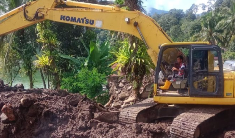 Jalan Tertimbun Longsor di Agam Berangsur Terbuka